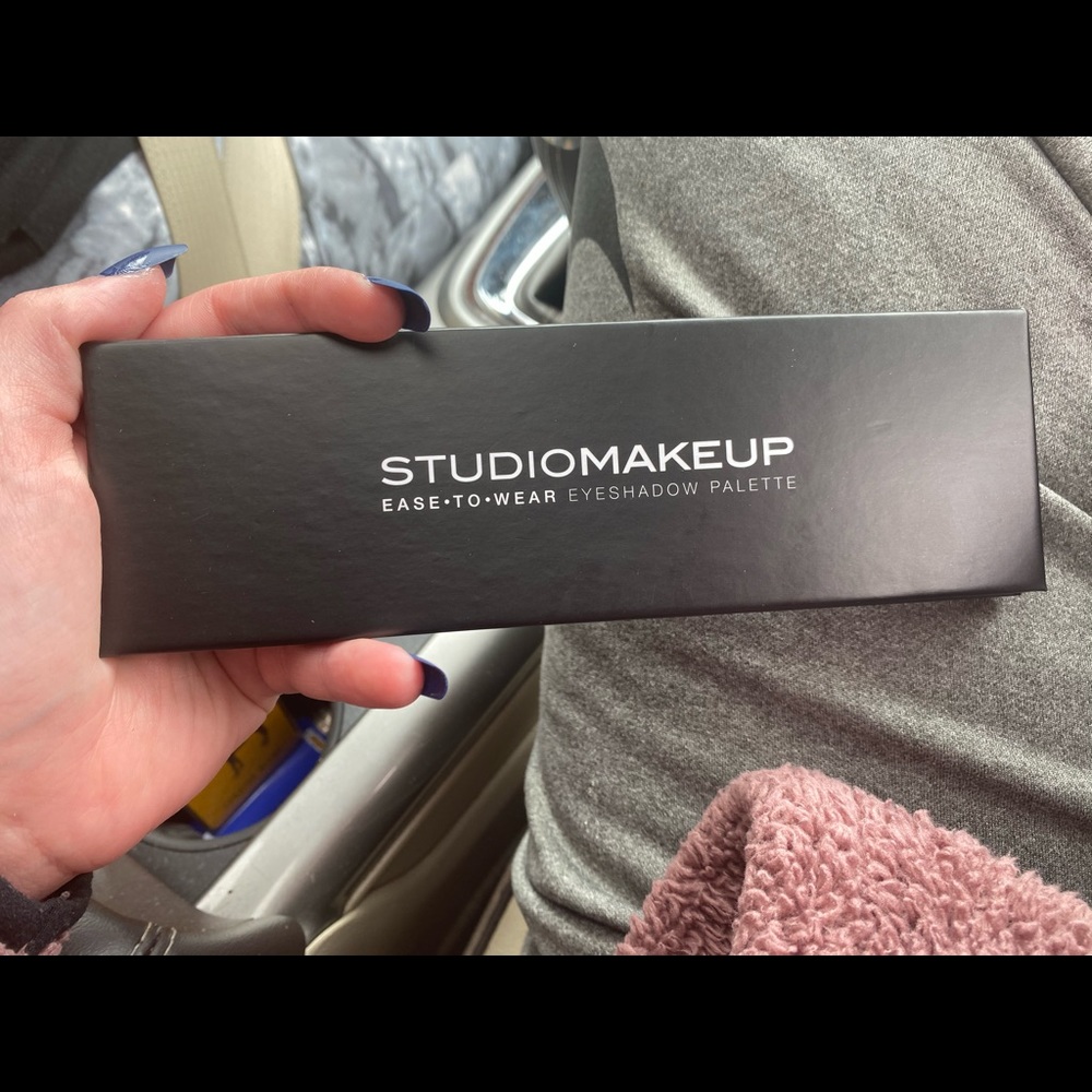 Studio makeup eyeshadow palette